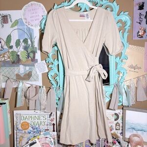 No Boundaries Stretch Beige Short Sleeve V-Neck Wrap Dress Juniors Sz. Small 3-5